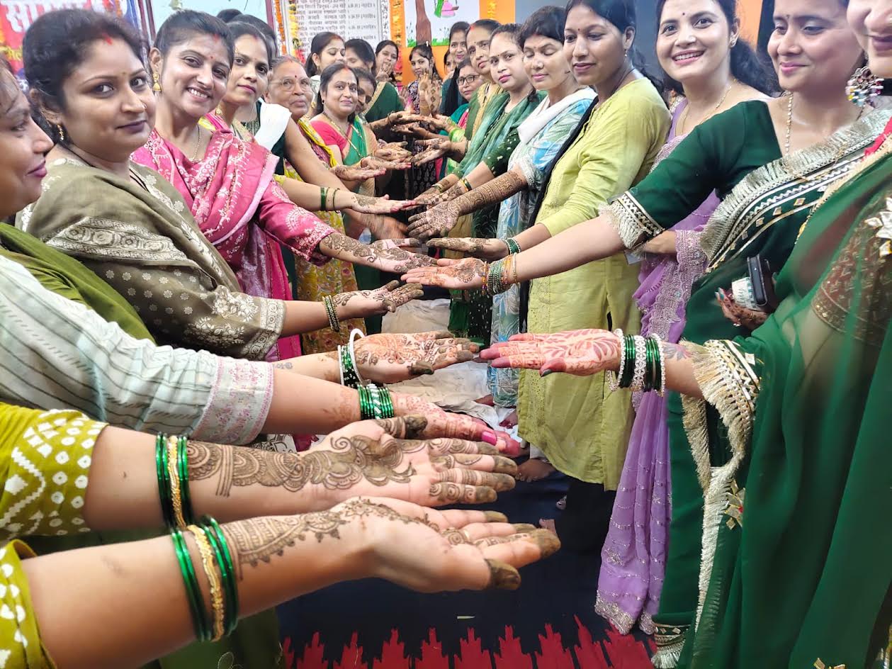 अंबेडकरनगर में हरियाली तीज कार्यक्रम में शामिल पुलिस परिवार की महिलाएं