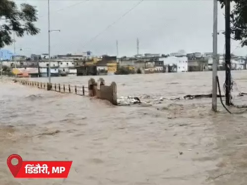 भारी बारिश के बाद सड़क पर भरा पानी