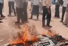 लखनऊ में सनातन रक्षा संगठन द्वारा पप्पू यादव के विरोध में निकाली गई शवयात्रा और प्रदर्शन का दृश्य।