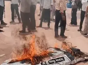 लखनऊ में सनातन रक्षा संगठन द्वारा पप्पू यादव के विरोध में निकाली गई शवयात्रा और प्रदर्शन का दृश्य।