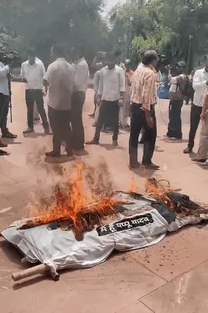 लखनऊ में सनातन रक्षा संगठन द्वारा पप्पू यादव के विरोध में निकाली गई शवयात्रा और प्रदर्शन का दृश्य।