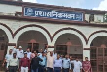 अंबेडकरनगर के बीएनकेबी पीजी कॉलेज में काली पट्टी बांधकर प्रदर्शन करते शिक्षकों का दृश्य।