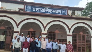 अंबेडकरनगर के बीएनकेबी पीजी कॉलेज में काली पट्टी बांधकर प्रदर्शन करते शिक्षकों का दृश्य।