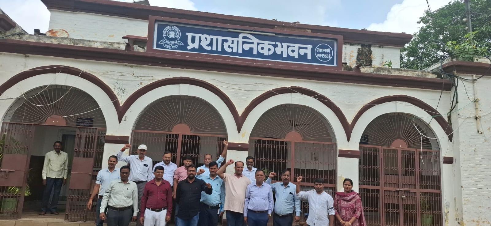 अंबेडकरनगर के बीएनकेबी पीजी कॉलेज में काली पट्टी बांधकर प्रदर्शन करते शिक्षकों का दृश्य।
