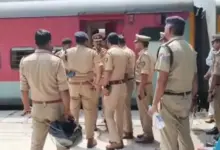 लखनऊ रेलवे स्टेशन पर सुरक्षा जांच करती GRP