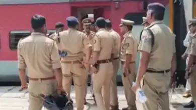 लखनऊ रेलवे स्टेशन पर सुरक्षा जांच करती GRP