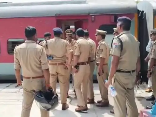लखनऊ रेलवे स्टेशन पर सुरक्षा जांच करती GRP