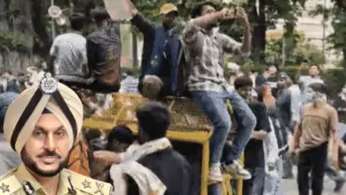 जंतर-मंतर आतंकी साजिश मामले में गिरफ्तार आरोपी और बरामद हथियार।