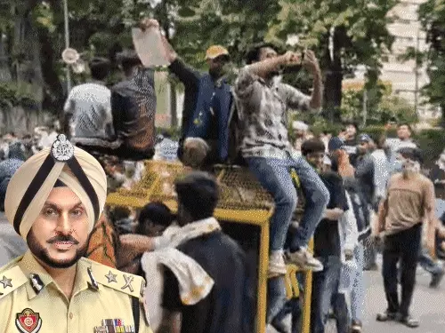 जंतर-मंतर आतंकी साजिश मामले में गिरफ्तार आरोपी और बरामद हथियार।