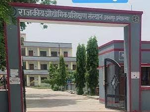 अंबेडकरनगर में आईटीआई प्रवेश के लिए ऑनलाइन आवेदन करते अभ्यर्थी