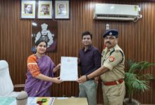 अंबेडकरनगर में CCTNS समन्वयक राजन मौर्य को सम्मानित करतीं एसपी प्राची सिंह