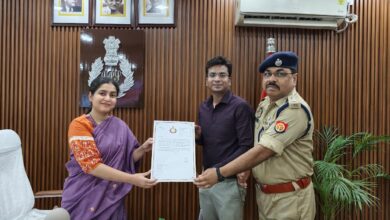 अंबेडकरनगर में CCTNS समन्वयक राजन मौर्य को सम्मानित करतीं एसपी प्राची सिंह
