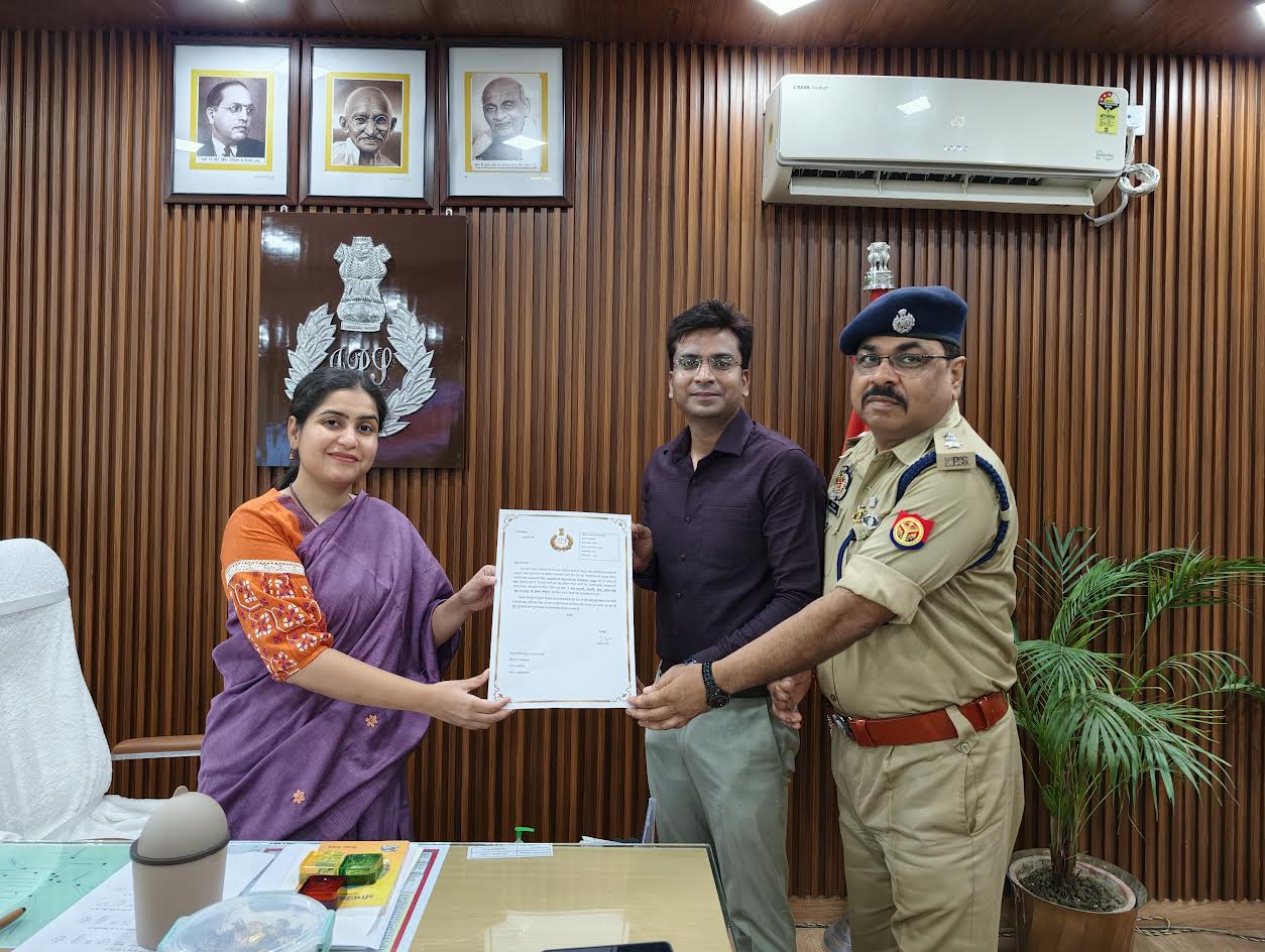 अंबेडकरनगर में CCTNS समन्वयक राजन मौर्य को सम्मानित करतीं एसपी प्राची सिंह