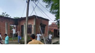 अंबेडकरनगर के बड़ागांव में बिजली के खंभे और स्टे वायर की जांच करते बिजली विभाग के कर्मचारी।