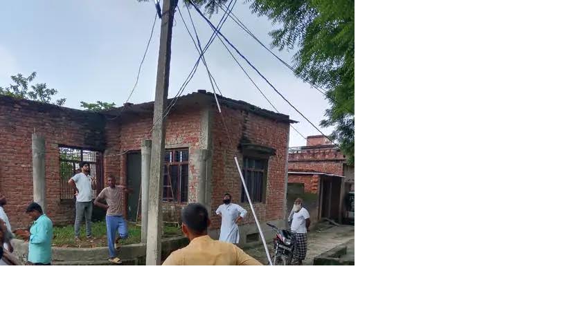 अंबेडकरनगर के बड़ागांव में बिजली के खंभे और स्टे वायर की जांच करते बिजली विभाग के कर्मचारी।