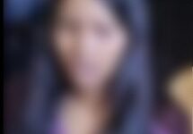 जैतपुर में सोशल मीडिया पोस्ट के बाद महिला की काउंसलिंग करती पुलिस