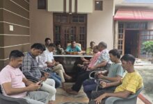 जलालपुर में मन की बात कार्यक्रम सुनते भाजपा कार्यकर्ता