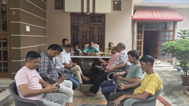 जलालपुर में मन की बात कार्यक्रम सुनते भाजपा कार्यकर्ता