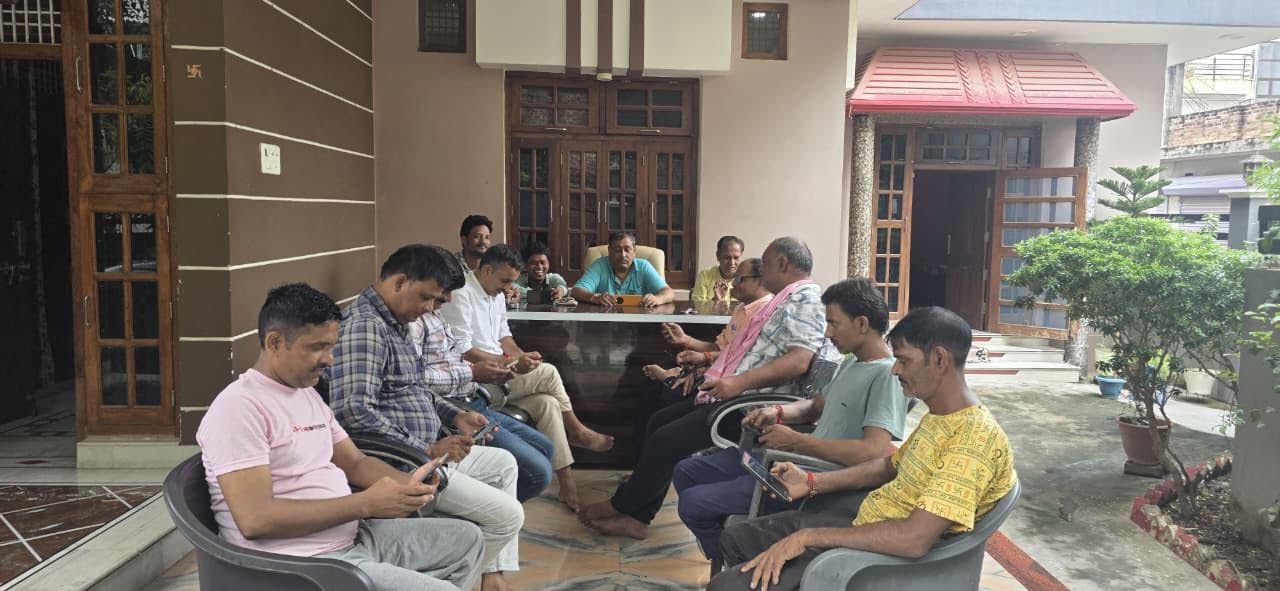 जलालपुर में मन की बात कार्यक्रम सुनते भाजपा कार्यकर्ता