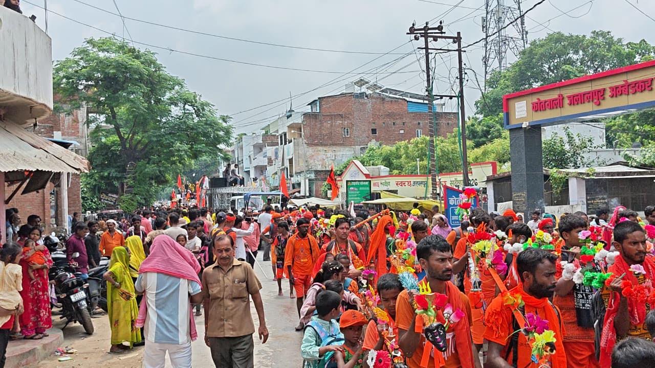 अंबेडकरनगर के जलालपुर में काशी विश्वनाथ के लिए निकली कांवड़ यात्रा