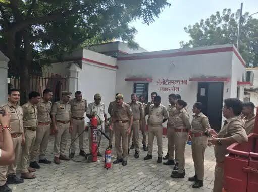 जलालपुर कोतवाली में पुलिसकर्मियों को अग्निशमन और बचाव का प्रशिक्षण दिया गया