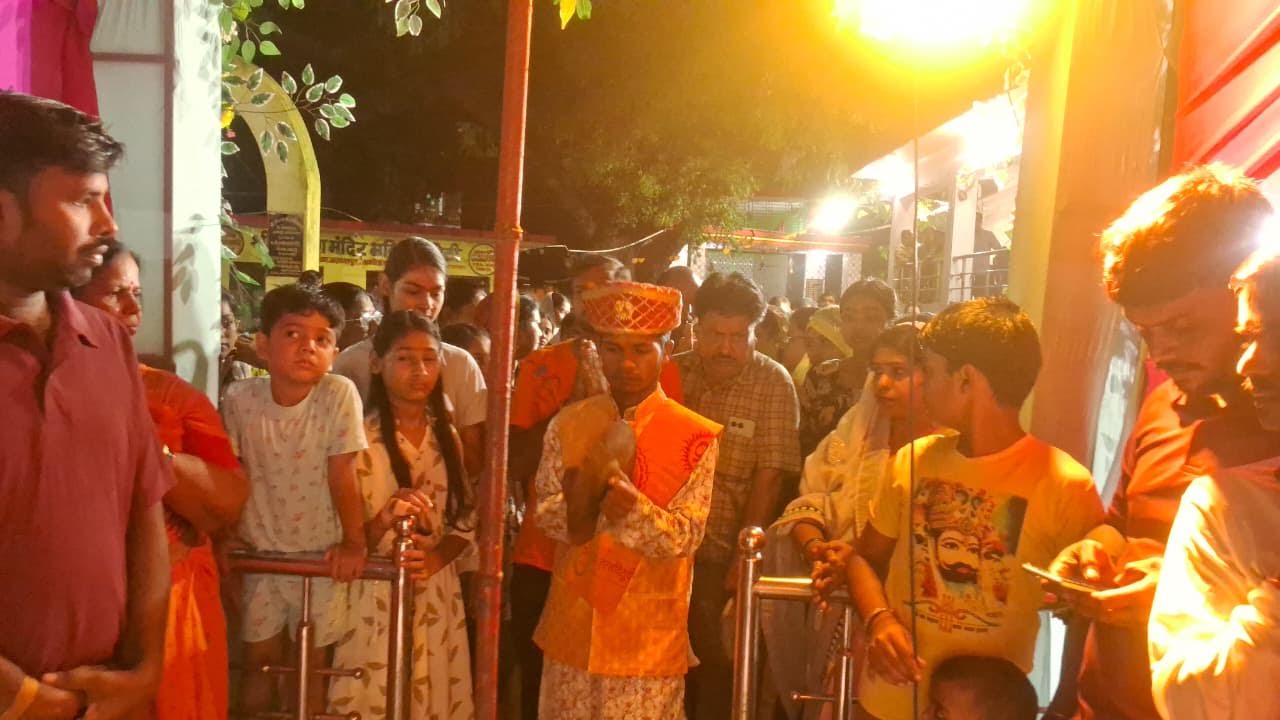 जलालपुर के शीतला माता मंदिर में सावन सोमवार पर श्रद्धालुओं की भीड़
