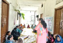 जलालपुर में महिलाओं को महिला संरक्षण कानूनों की जानकारी देते प्रशिक्षक