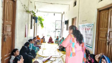 जलालपुर में महिलाओं को महिला संरक्षण कानूनों की जानकारी देते प्रशिक्षक