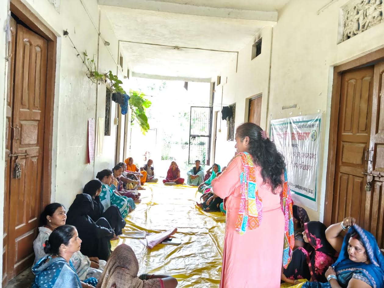 जलालपुर में महिलाओं को महिला संरक्षण कानूनों की जानकारी देते प्रशिक्षक