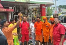 अम्बेडकरनगर के जलालपुर स्थित दुर्गा माता मंदिर में पूजा-अर्चना के बाद कांवड़ यात्रा शुरू करते श्रद्धालु।