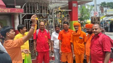 अम्बेडकरनगर के जलालपुर स्थित दुर्गा माता मंदिर में पूजा-अर्चना के बाद कांवड़ यात्रा शुरू करते श्रद्धालु।