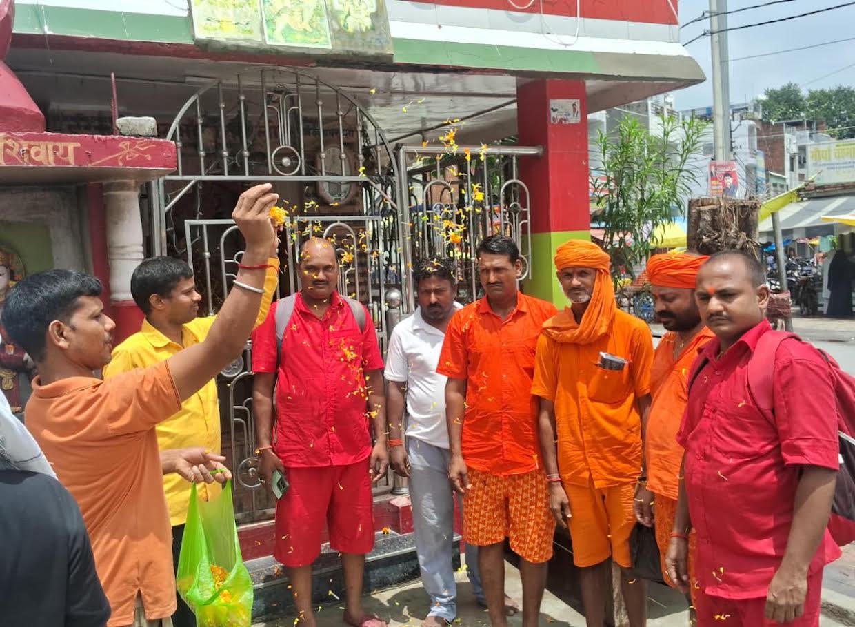 अम्बेडकरनगर के जलालपुर स्थित दुर्गा माता मंदिर में पूजा-अर्चना के बाद कांवड़ यात्रा शुरू करते श्रद्धालु।
