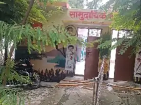 जहांगीरगंज में पीएचसी के पास गंदगी से बदहाल सार्वजनिक शौचालय