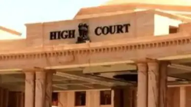 लखनऊ के कैसरबाग सिविल कोर्ट परिसर में अवैध चैंबरों और अतिक्रमण के खिलाफ कार्रवाई का सांकेतिक चित्र।