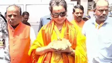 सिद्धिविनायक मंदिर में पीली साड़ी पहने कंगना रनोट