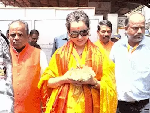 सिद्धिविनायक मंदिर में पीली साड़ी पहने कंगना रनोट