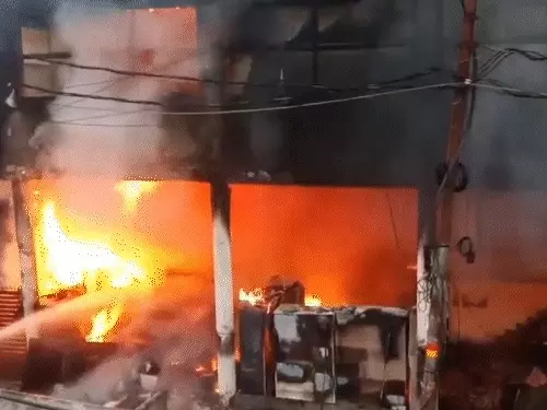 कानपुर में फर्नीचर शोरूम में लगी भीषण आग के दौरान राहत एवं बचाव कार्य की सांकेतिक तस्वीर।