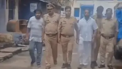 कानपुर आलम मार्केट में ₹16 की सेल के दौरान जुटी भीड़