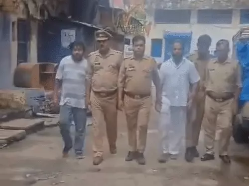कानपुर आलम मार्केट में ₹16 की सेल के दौरान जुटी भीड़