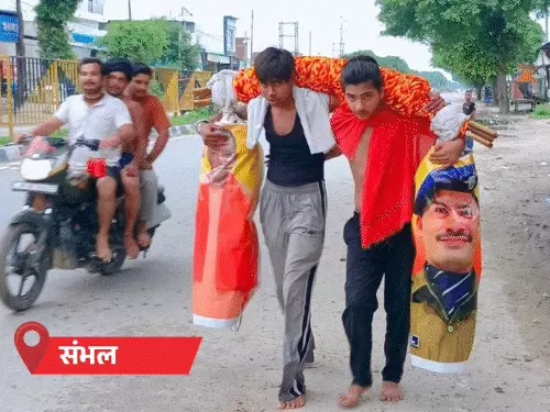 सावन में कांवड़ लेकर चलते श्रद्धालु और मेरठ में कांवड़ यात्रा के दौरान हुए विवाद की सांकेतिक तस्वीर।