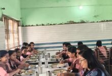 अंबेडकरनगर के कस्तूरबा गांधी बालिका विद्यालय में निरीक्षण के दौरान छात्राओं से संवाद करते अधिकारी