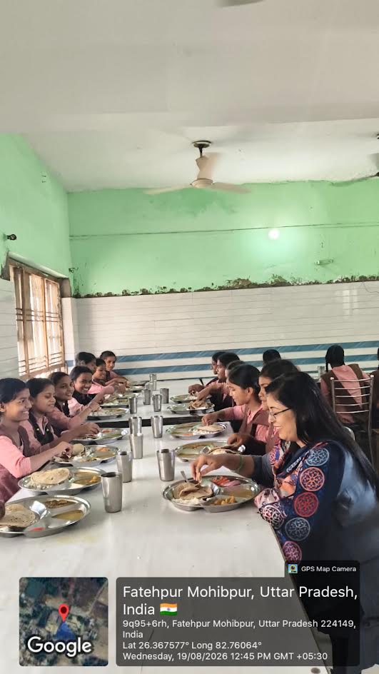 अंबेडकरनगर के कस्तूरबा गांधी बालिका विद्यालय में निरीक्षण के दौरान छात्राओं से संवाद करते अधिकारी