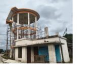 अम्बेडकरनगर के कटोखर गांव में जल जीवन मिशन की अधूरी पेयजल परियोजना का टंकी ढांचा।