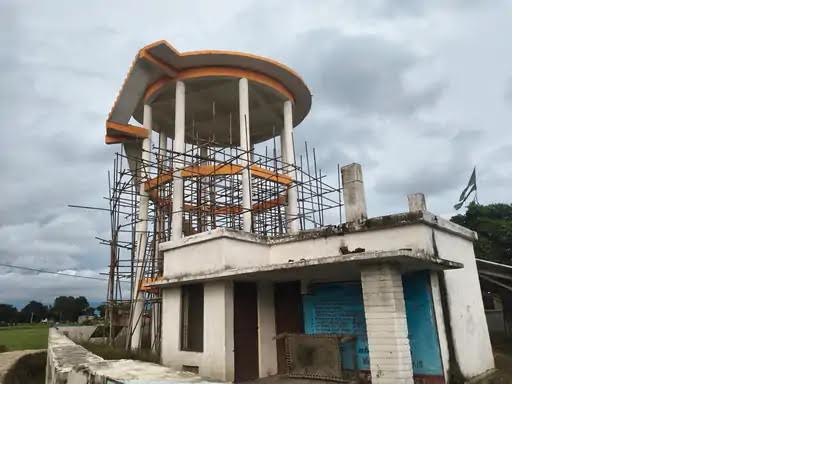 अम्बेडकरनगर के कटोखर गांव में जल जीवन मिशन की अधूरी पेयजल परियोजना का टंकी ढांचा।