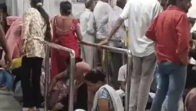 KGMU में सर्वर खराब होने के बाद काउंटर पर इंतजार करते मरीज और तीमारदार