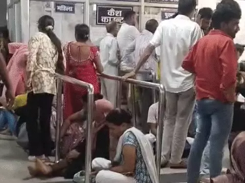 KGMU में सर्वर खराब होने के बाद काउंटर पर इंतजार करते मरीज और तीमारदार