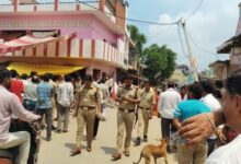 अंबेडकरनगर के नगपुर में हत्या के बाद परिजनों से बातचीत करते पुलिस और प्रशासनिक अधिकारी