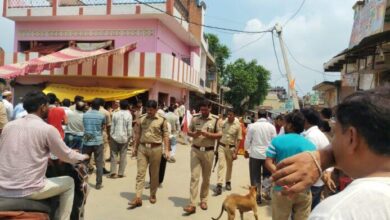 अंबेडकरनगर के नगपुर में हत्या के बाद परिजनों से बातचीत करते पुलिस और प्रशासनिक अधिकारी