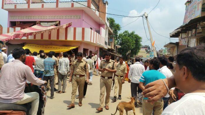 अंबेडकरनगर के नगपुर में हत्या के बाद परिजनों से बातचीत करते पुलिस और प्रशासनिक अधिकारी