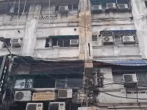 कोलकाता की मिर्जा गालिब स्ट्रीट की पांच मंजिला इमारत में लगी भीषण आग.
